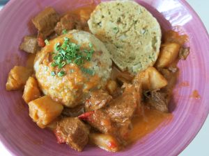 Knödel auf Gulasch